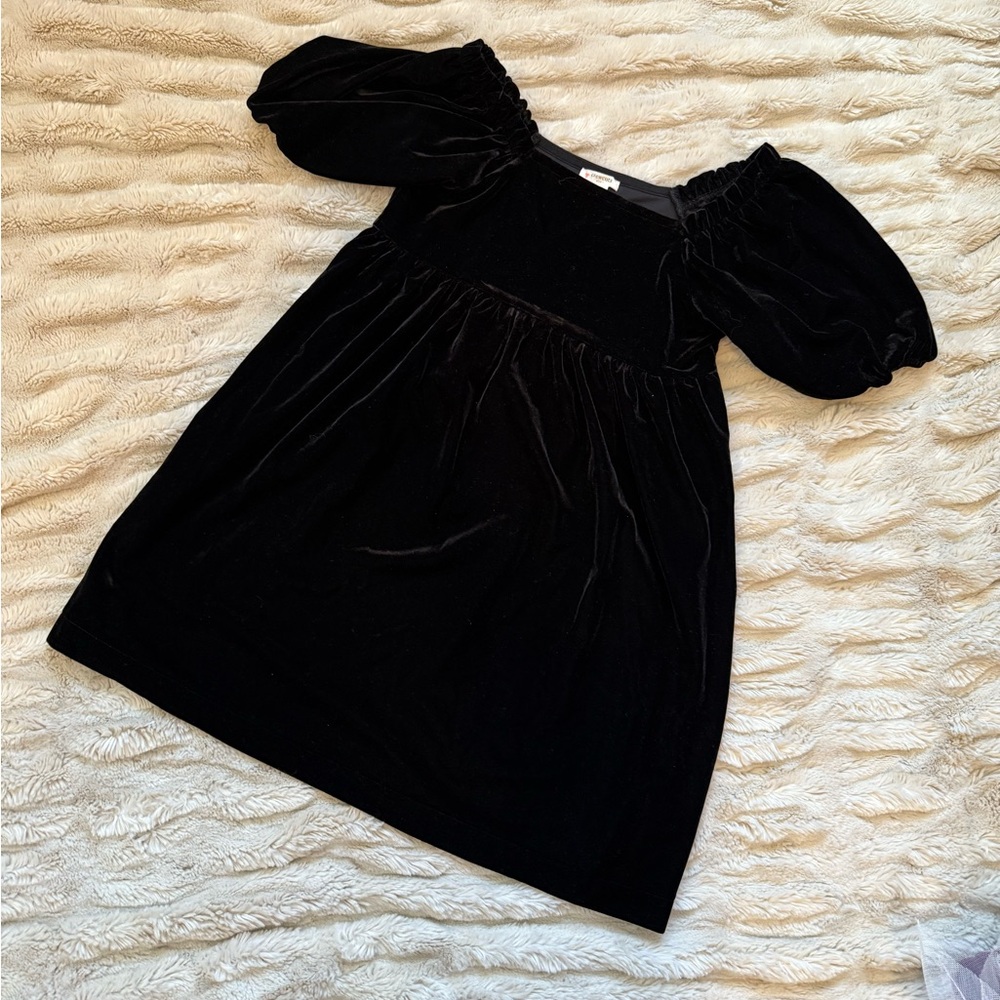 Gorgeous black J-Crew velvet dress. 🖤